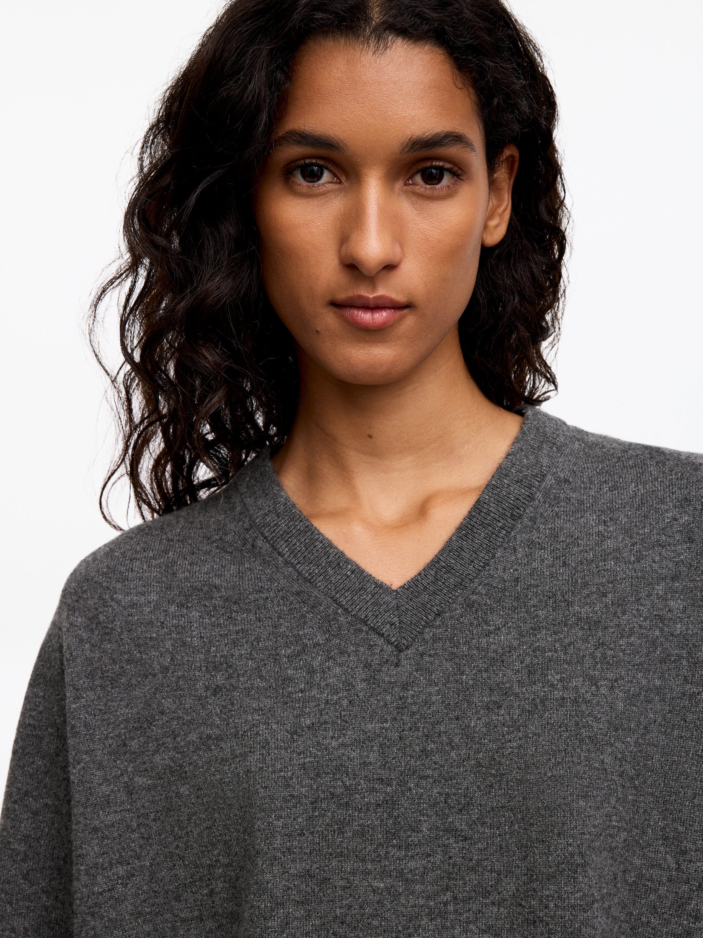 Relaxed Cashmere V-Neck Jumper - Grey - Image 4